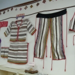 這些傳統泰雅族服飾都是學生親手做的喔