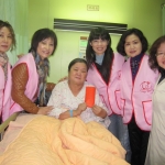 姐妹前往馬偕醫院探訪孤苦老夫妻分別因中風、車禍陷困境的朱陳秀華女士